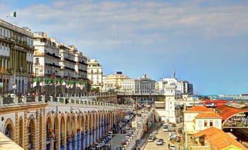 Alger, ville côtière avec bâtiments historiques et mer en arrière-plan.