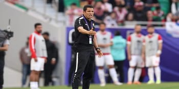 Houcine Ammouta entraîneur de football en action sur le terrain.