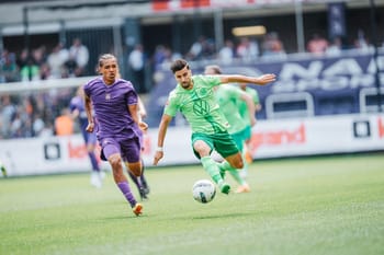 Joueur de Lille en action lors du match contre Wolfsburg.
