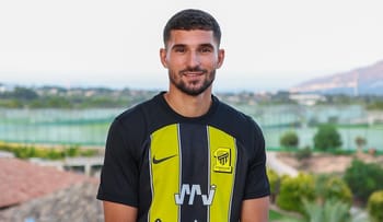 Houssem Aouar en maillot de football, prêt pour sa nouvelle aventure.