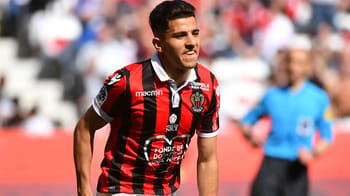 Joueur algérien en action lors d'un match de football.