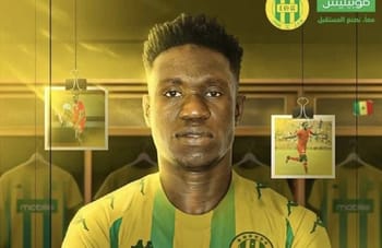 Babacar Sar, joueur de JS Kabylie, en maillot jaune et vert.