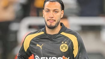 Ramy Bensebaini en maillot du Borussia Dortmund lors d'un entraînement.