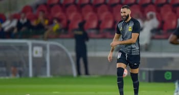 Karim Benzema souriant lors d'un entraînement à Al-Ittihad.