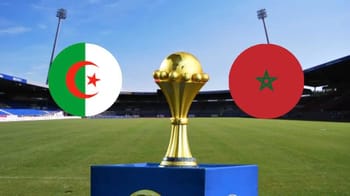 Drapeaux de l'Algérie et du Maroc avec le trophée de la CAN 2025.