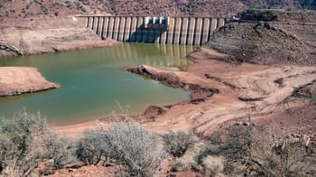 Barrage vide au Maroc, symbole de la crise de l’eau.