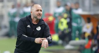 Djamel Belmadi, entraîneur des Verts, sur le terrain lors d'une rencontre de football.