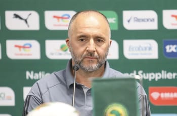 Djamel Belmadi, entraîneur de football, lors d'une conférence de presse au Qatar.