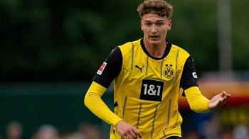 Jeune athlète en maillot jaune lors d'un match de football.