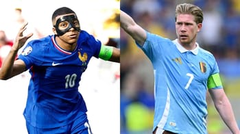 Joueurs de football France et Belgique en action lors d'un match.