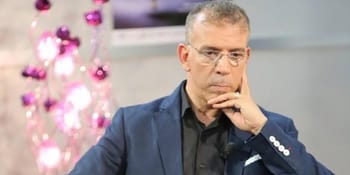 Hafid Derradji, journaliste sportif, en pleine réflexion lors d'une émission.