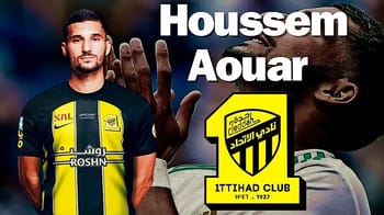 Houssem Aouar portant le maillot d'Attihad Club en Arabie Saoudite.