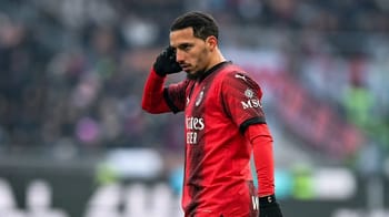 Ismael Bennacer portant le maillot de l'AC Milan sur le terrain.