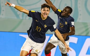 Ismaïl Bouneb célèbre un but avec son équipe.