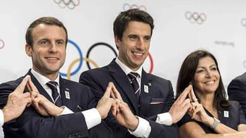 Emmanuel Macron avec des officiels lors des JO de Paris 2024.