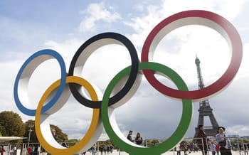 Les anneaux olympiques avec la Tour Eiffel en arrière-plan.