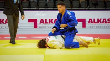 Judoka en compétition lors des JO 2024 à Paris, geste de haute classe.