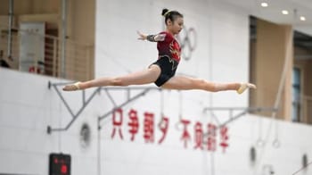 Jeune gymnaste en pleine performance lors d'une compétition.