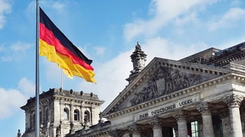Drapeau allemand flottant devant le bâtiment du Reichstag à Berlin.