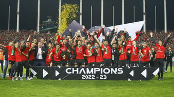 L'USM Alger célèbre leur victoire en championnat 2022-23.