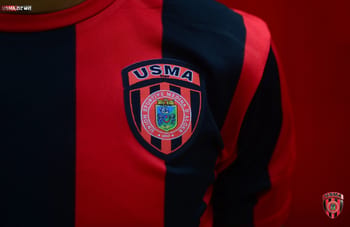 Maillot de l'USMA Alger avec logo officiel.