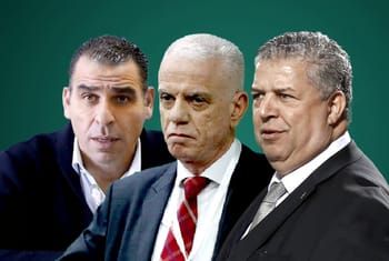Trois hommes politiques en discussion sérieuse.
