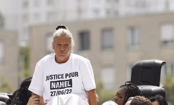 Une femme porte un t-shirt de protestation pour Nahel, lors d'une manifestation.