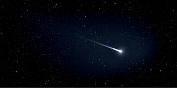 Météore brillant traversant le ciel étoilé nocturne.