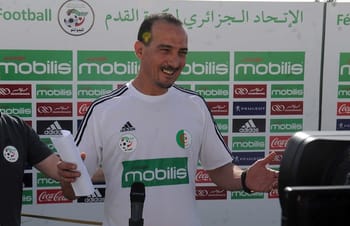 Nabil Neghiz souriant en tenue de football lors d'une conférence.