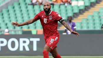 Joueur de football portant le maillot de la Guinée équatoriale.