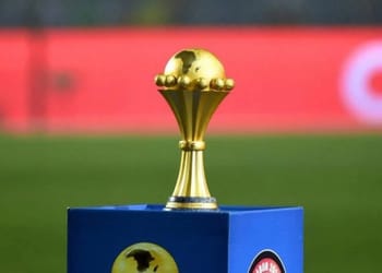 Trophée de la CAN sur podium lors d'une cérémonie sportive.