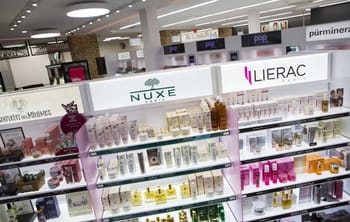 Rayons de produits de beauté Nuxe et Lierac en magasin.