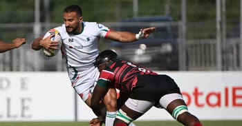Joueur algérien portant le ballon lors d'un match de rugby.