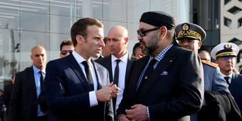Discussion entre responsables politiques lors d'une réunion au Sahara occidental.