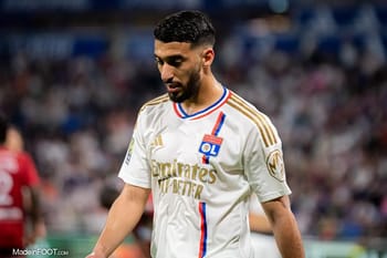 Saïd Benrahma en maillot de l'Olympique Lyonnais sur le terrain.