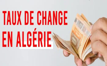 Main tenant des billets de banque en dinar algérien.