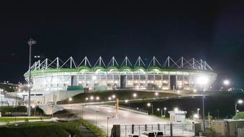 Stade Hocine Ait Ahmed illuminé à Tizi Ouzou la nuit.