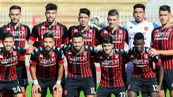 Groupe de joueurs de football de l'USM Alger en action sur le terrain.