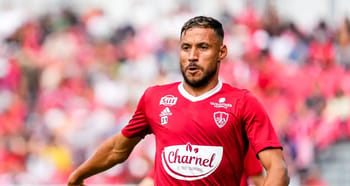 Youcef Belaili, joueur du MCA, en pleine action sur le terrain.