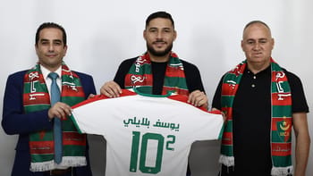 Hadj Redjem avec deux autres hommes portant des écharpes du MCA.