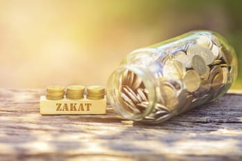 Pièces de monnaie et jarre de Zakat al-Maal pour le Nissab musulman.