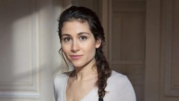 Jeune femme algérienne avec une expression confiante et naturelle.