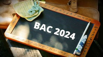 Tableau noir avec inscription BAC 2024 et fournitures scolaires.
