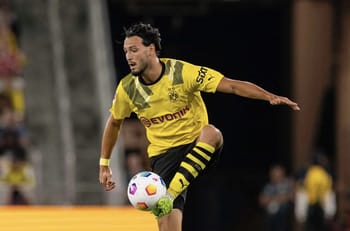 Ramy Bensebaini joue au football avec le Borussia Dortmund en Bundesliga.