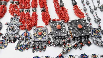 Colliers et pendentifs traditionnels du Maghreb en argent et corail.