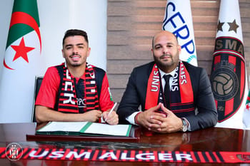 Ilyes Chetti lors de sa signature avec l'USM Alger.
