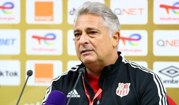 Marcos Paquetá, entraîneur, lors d'une conférence de presse sportive.