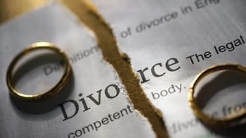 Anneaux de mariage sur un document de divorce en Algérie.