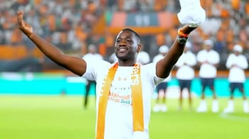 Footballeur africain célèbre lors du tirage au sort de la CAN 2025.
