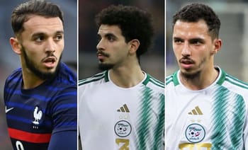 Trois joueurs algériens en action lors d'un match de football.
